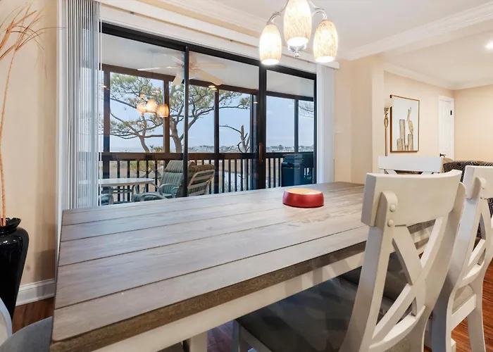 Bayfront With Sunset Views & Pool